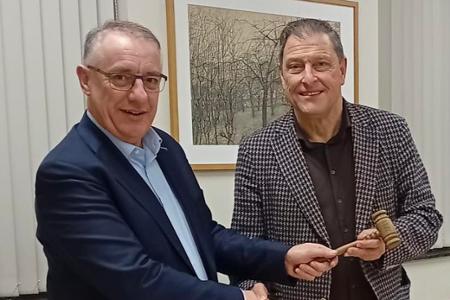 Voorzittershamer overgedragen