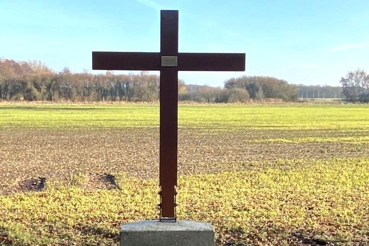 Kruis Weideweg Leunen geplaatst